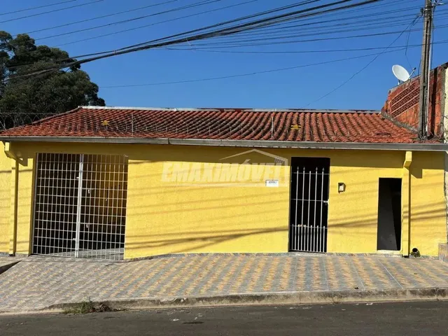 Imagem: A casa possui 4 Dormitórios, 1 Suíte, 2 Banheiros, 4