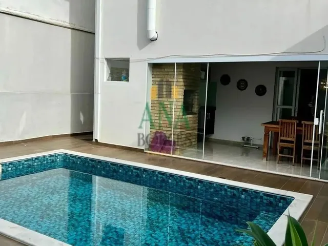 Imagem: A casa possui 3 Dormitórios, 1 Suíte, 4 Banheiros, 1 Vaga