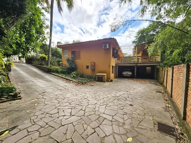 Imagem: Casa com 04 Dormitórios em Terreno de Quase