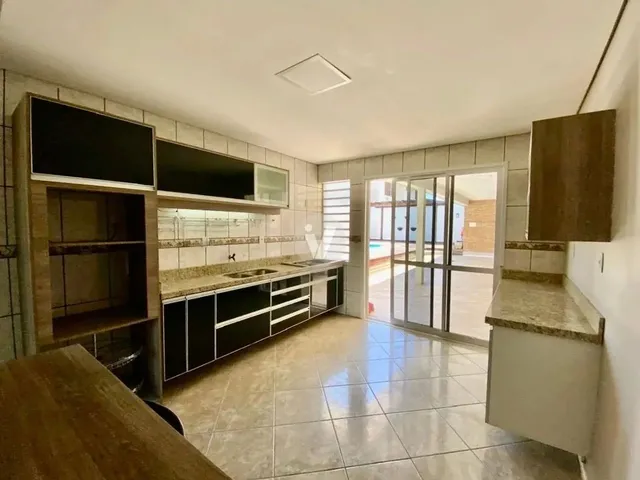 Imagem 11: Casa Ampla 4 Dormitórios, com Piscina, 3 Vagas, no Bairro Juscelino Kubitschek!