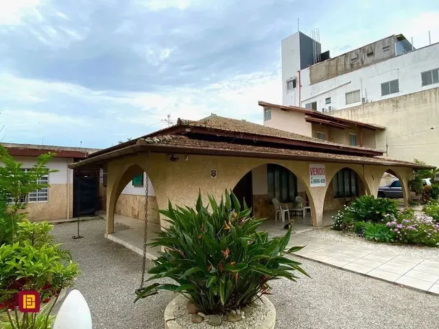 Imagem: Casa 4 Dormitórios com Excelente Terreno