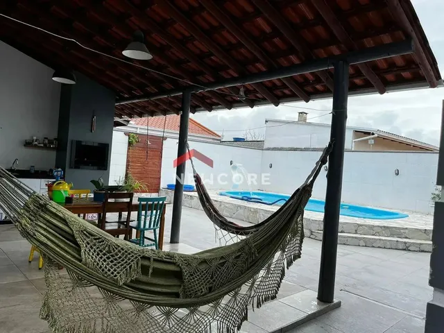 Imagem: A casa possui 3 Dormitórios, 2 Banheiros, 3 Vagas na