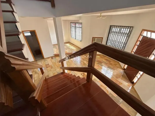 Imagem: Casa Ampla e Elegante em Dois Andares