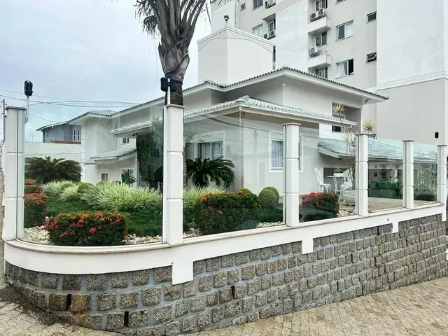 Imagem: A casa possui 3 Dormitórios, 2 Suítes, 3 Banheiros, 4