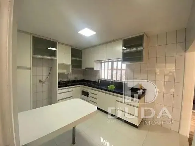 Imagem: A casa possui 5 Dormitórios, 2 Banheiros, 2 Vagas na
