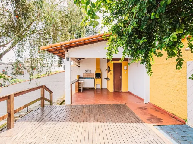 Imagem: Casa com Deck e Gourmet em Condomínio Fechado