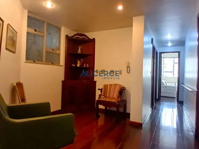 Imagem 2: Apartamento Amplo e Sofisticado no Centro da Cidade
