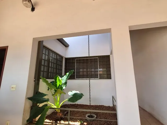 Imagem: A casa possui 3 Dormitórios, 1 Suíte, 2 Banheiros, 5