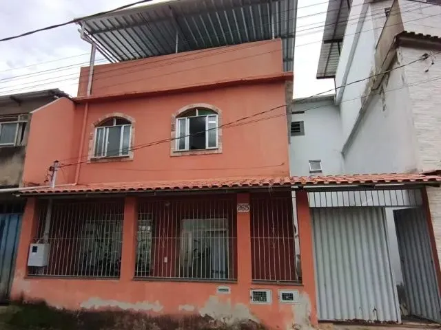 Imagem: A casa possui 3 Dormitórios, 2 Suítes, 4 Banheiros, 2