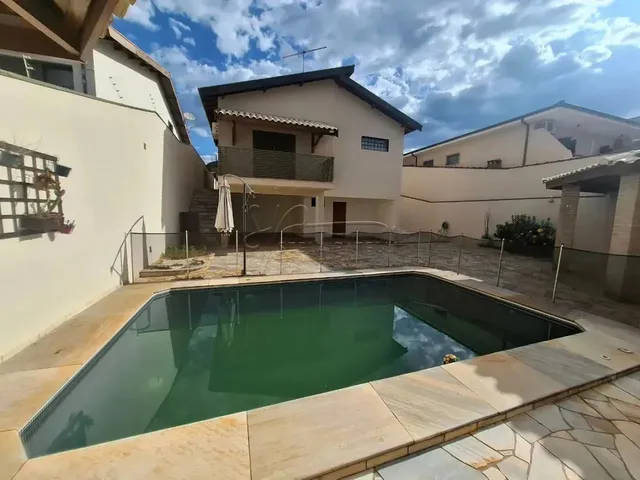 Imagem: A casa possui 3 Dormitórios, 1 Suíte, 5 Banheiros, 4