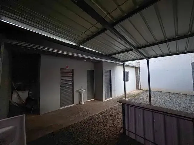 Imagem: A casa possui 2 Banheiros, 5 Vagas na garagem, 200m² de