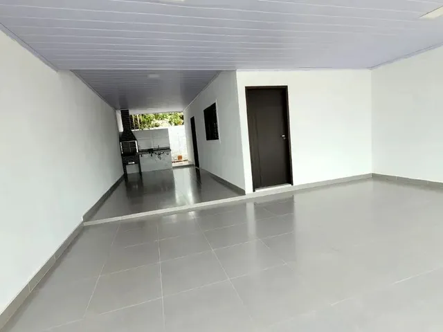 Imagem: A casa possui 3 Dormitórios, 2 Banheiros, 2 Vagas na