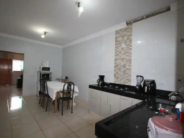 Imagem: A casa possui 3 Dormitórios, 2 Banheiros, 2 Vagas na