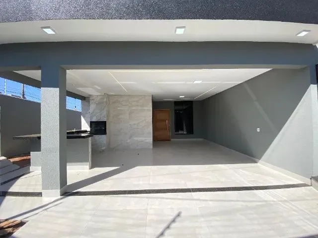 Imagem: A casa possui 3 Dormitórios, 2 Banheiros, 2 Vagas na