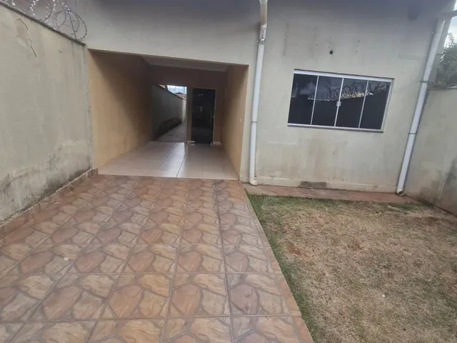 Imagem: A casa possui 3 Dormitórios, 2 Banheiros, 2 Vagas na