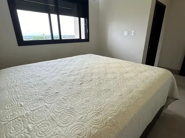 Imagem: A casa em condomínio possui 4 Dormitórios, 4 Suítes, 5