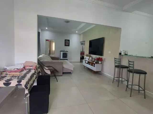 Imagem: A casa possui 3 Dormitórios, 1 Suíte, 3 Banheiros, 4