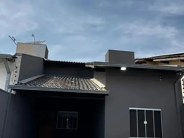 Imagem: A casa possui 3 Dormitórios, 1 Suíte, 2 Banheiros, 3