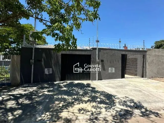 Imagem: A casa possui 3 Dormitórios, 1 Suíte, 2 Banheiros, 4