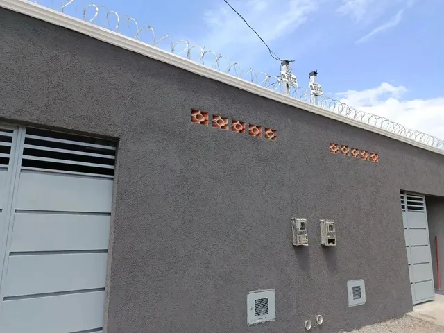 Imagem: A casa possui 3 Dormitórios, 2 Banheiros, 2 Vagas na