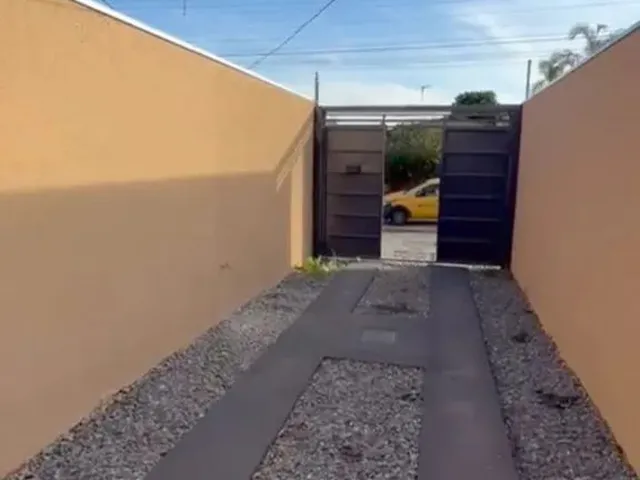 Imagem: A casa possui 2 Dormitórios, 1 Banheiro e está localizado