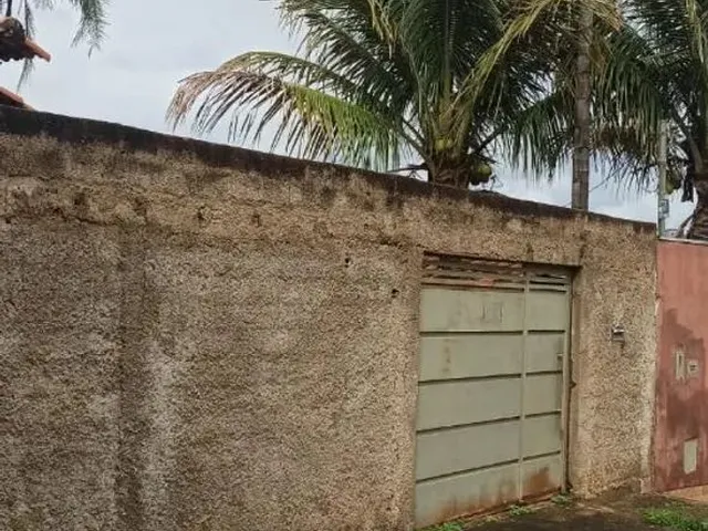 Imagem: A casa possui 2 Dormitórios, 1 Banheiro, 2 Vagas na