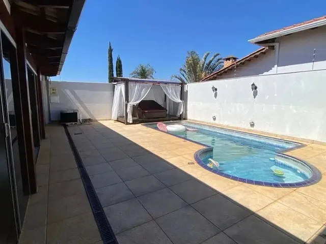 Imagem: A casa possui 3 Dormitórios, 2 Banheiros, 3 Vagas na
