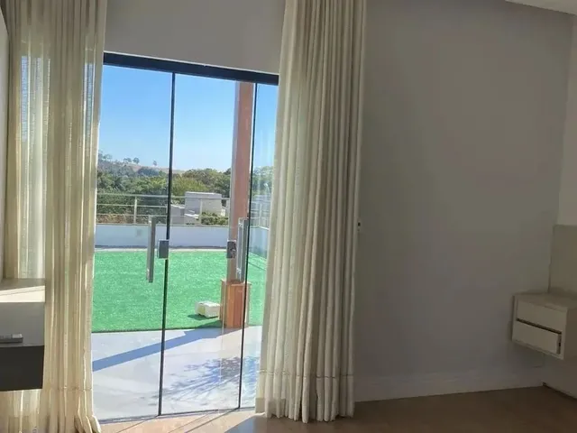 Imagem: A casa em condomínio possui 3 Dormitórios, 3 Suítes, 4