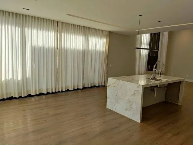 Imagem: A casa possui 3 Dormitórios, 3 Suítes, 4 Banheiros, 4