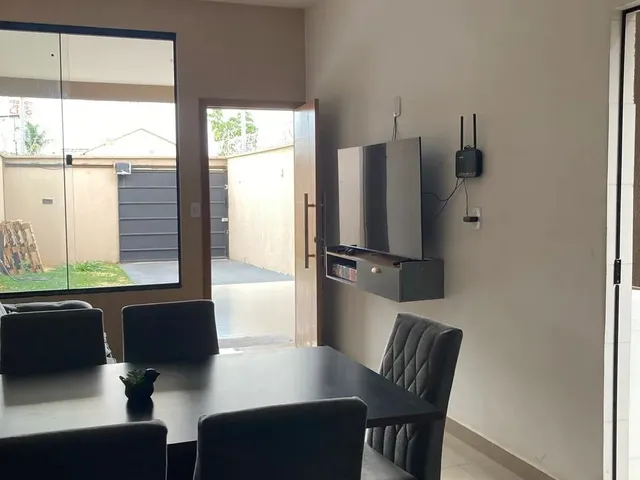 Imagem: A casa possui 2 Dormitórios, 1 Suíte, 2 Banheiros, 2