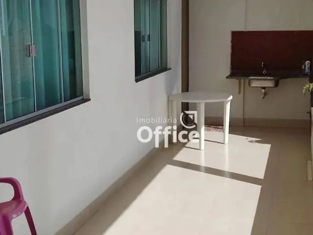 Imagem 5: Sobrado com 3 Dormitórios À Venda, 306 M² por R$ 670.000,00 - Setor Central