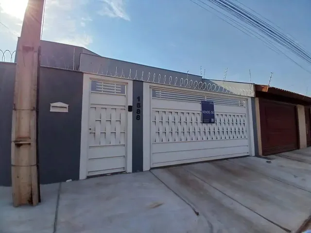 Imagem: A casa possui 3 Dormitórios, 3 Banheiros, 2 Vagas na garagem
