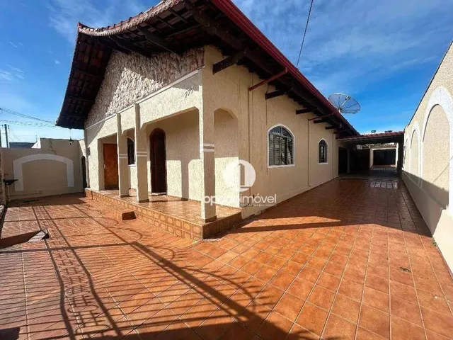 Imagem: A casa possui 3 Dormitórios, 1 Suíte, 2 Banheiros, 5