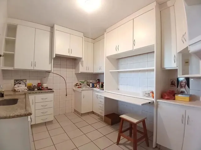 Imagem: O apartamento possui 4 Dormitórios, 1 Suíte, 2 Banheiros,