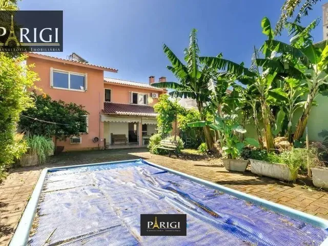 Imagem: A casa possui 4 Dormitórios, 2 Banheiros, 4 Vagas na