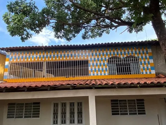 Imagem: Casa de 05 Quartos e Lote À Venda no Bairro