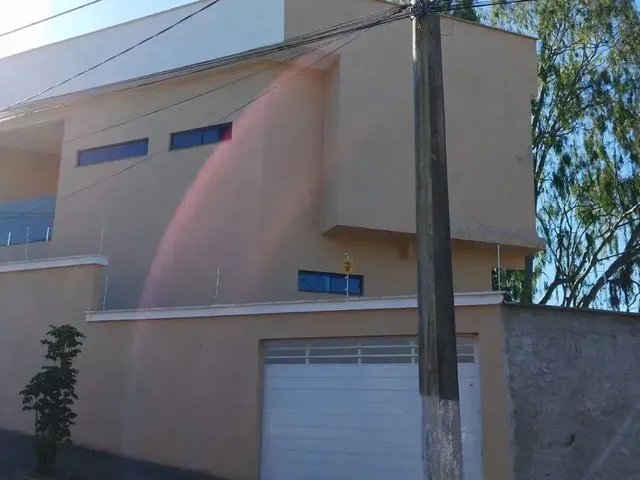Imagem: A casa possui 4 Dormitórios, 1 Suíte, 3 Banheiros, 3