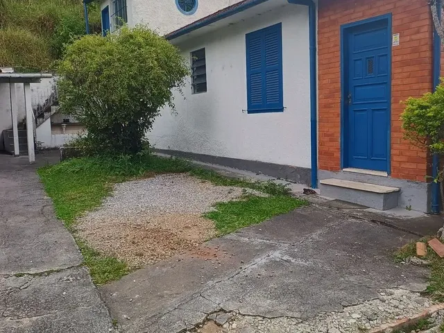 Imagem: A casa possui 3 Dormitórios, 1 Banheiro, 5 Vagas na