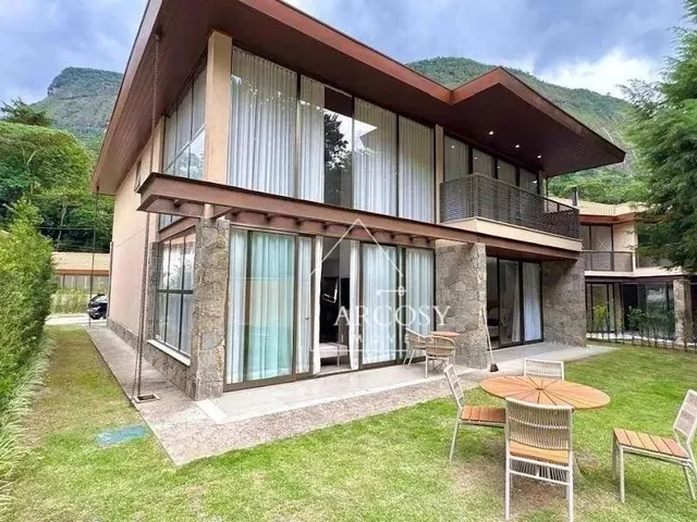 Imagem: A casa em condomínio possui 4 Dormitórios, 5 Banheiros, 2