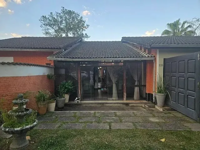 Imagem: A casa possui 3 Dormitórios, 3 Banheiros, 2 Vagas na