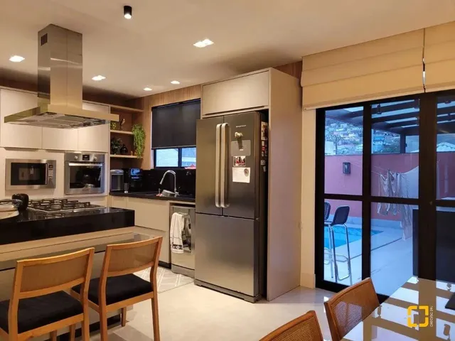 Imagem 1: Casa de 4 Dormitórios, Piscina em Ótima Localização