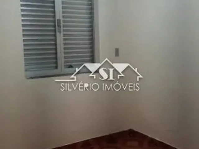 Imagem: A casa possui 3 Dormitórios, 2 Banheiros, 2 Vagas na