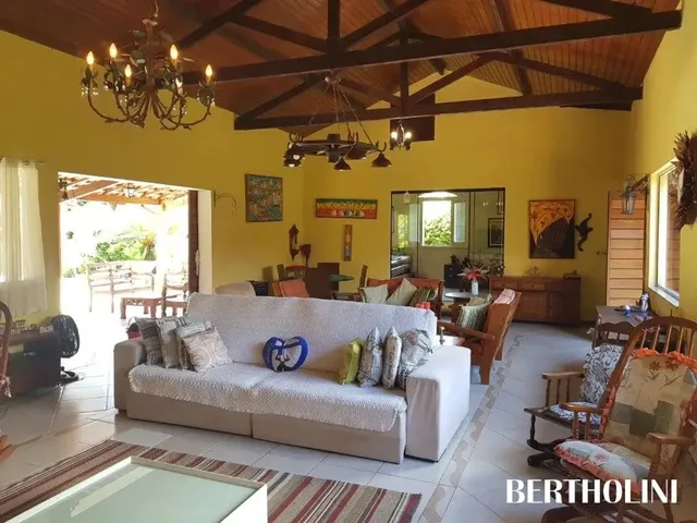 Imagem: Espaçosa Casa Plana com 6 Suítes, com