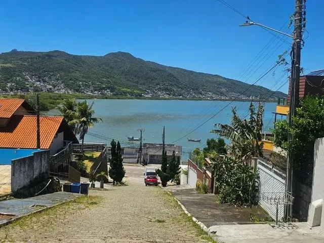 Imagem: Casa com 4 Quartos À Venda no Saco dos