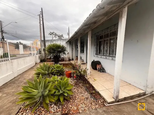 Imagem: Casa a Venda de 3 Dormitórios Bem Localizada