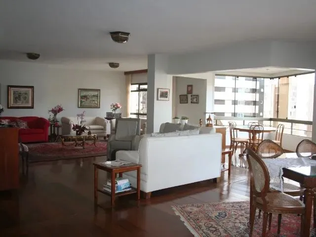 Imagem: O apartamento possui 5 Dormitórios, 5 Banheiros, 2 Vagas