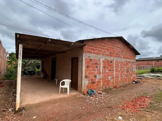 Imagem: A casa possui 4 Dormitórios, 1 Banheiro, 1 Vaga na