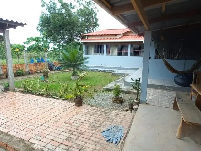 Imagem: A casa possui 3 Dormitórios, 2 Banheiros, 1 Vaga na