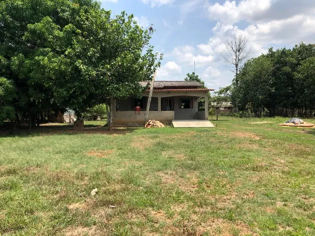 Imagem: A casa possui 3 Dormitórios, 1 Suíte, 2 Banheiros, 2