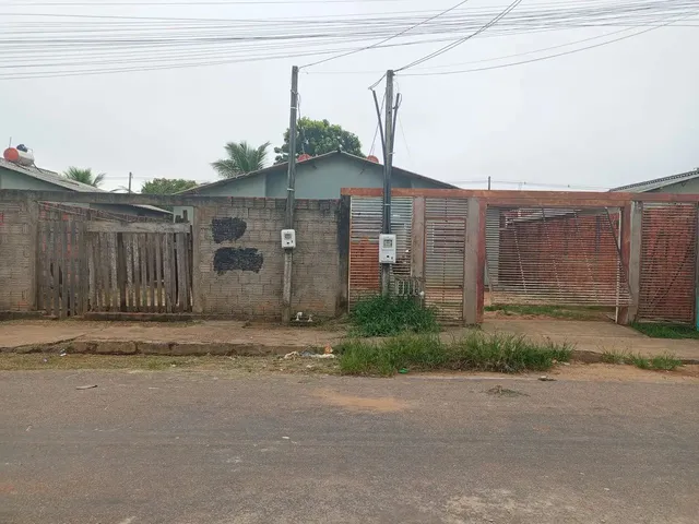 Imagem: A casa possui 4 Dormitórios, 2 Banheiros, 2 Vagas na